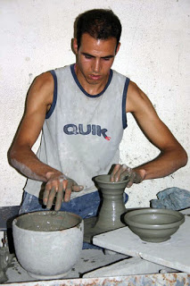 Fez. Artesano en fábrica de cerámica. Fez. Artesano en fábrica de cerámica.