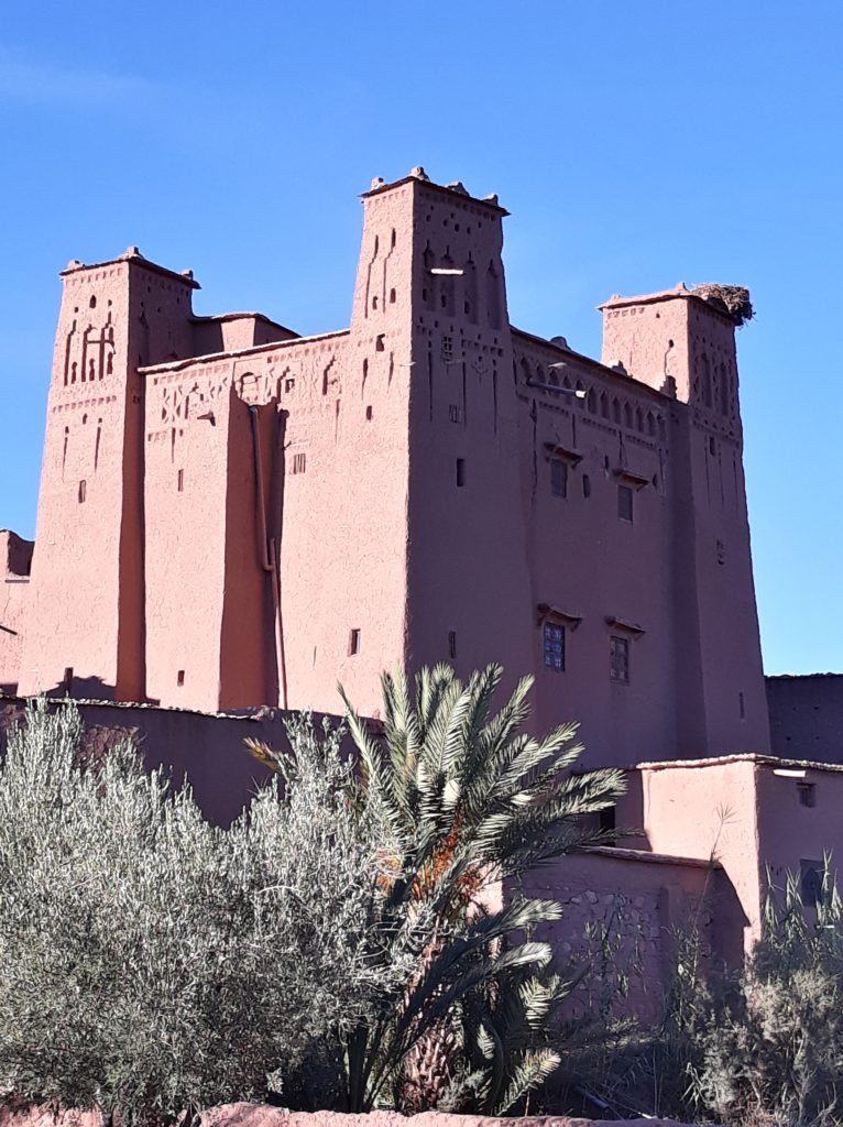 Paseo por los alrededores de la Kasbah de Aït Ben Addou.
